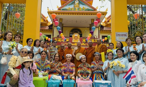 Đà Nẵng: Đoàn chư Tăng Phật tử chùa Rachathiwat Wihan Buddhist Sunday Center viếng chùa Tam Bảo