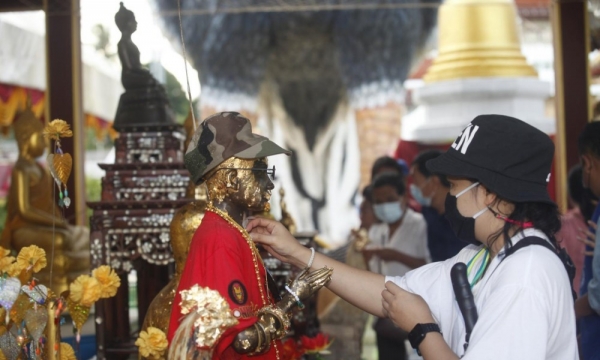 Lý do ngôi chùa ở Thái Lan thu hút khách đến thăm dâng toàn tượng gà?