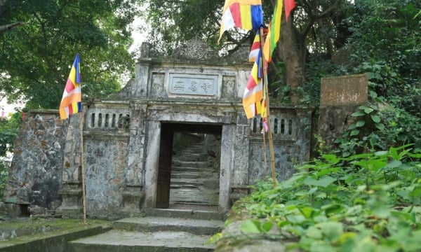 Ngôi chùa cổ nằm chênh vênh trên vách núi hơn 500 năm