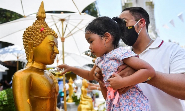 Người dân một số quốc gia Đông Nam Á đi chùa, cầu an dịp Tết cổ truyền