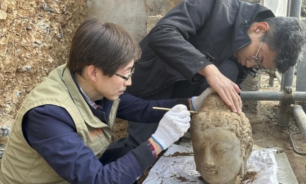 Bất ngờ phát hiện đầu tượng Phật ẩn trong bức tường của hang đá nổi tiếng ở Trung Quốc