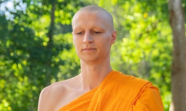 Phật pháp nhiệm mầu: Một cầu thủ bóng đá nổi tiếng thế phát, hành thiền
