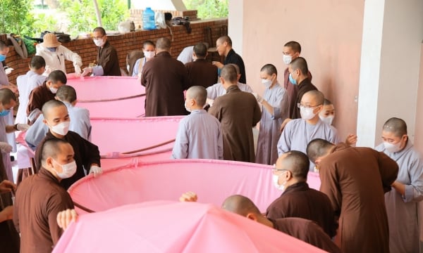Tăng Ni sinh Học viện PGVN tại Huế gia cố các cánh sen chuẩn bị Phật đản PL.2568