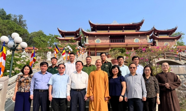 Trưởng Ban Tuyên giáo Trung ương lễ Phật tại chùa Linh Quang