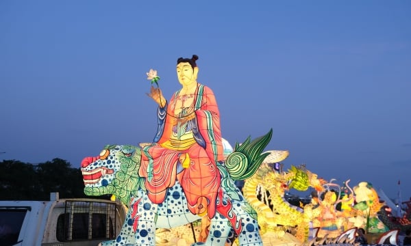 Thiêng liêng lễ rước đèn lồng, bắn pháo hoa mừng Phật đản tại TP.Cheongju