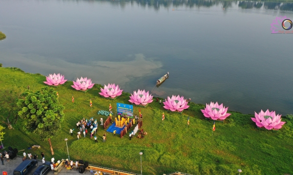 Hạ thủy 7 hoa sen Kính mừng Phật đản PL.2568 trên sông Hương