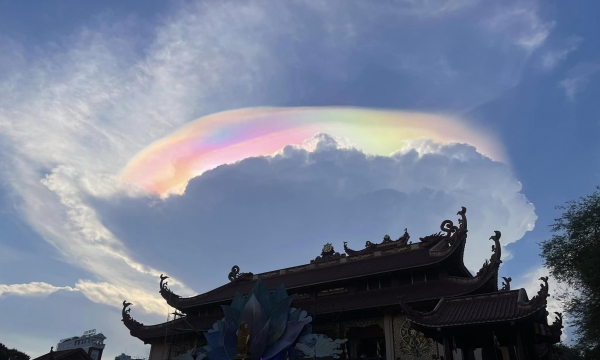 Người Sài Gòn hoan hỷ với mây ngũ sắc lấp lánh