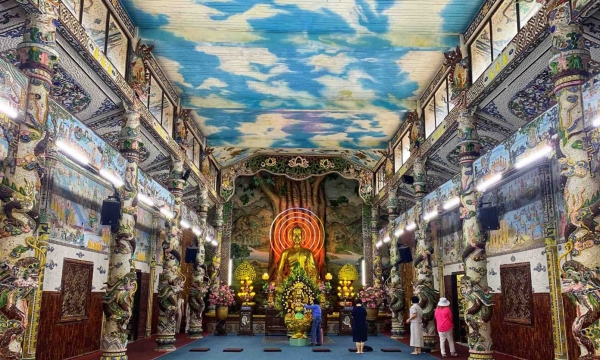 Ngôi “chùa ve chai” có tượng Quan Thế Âm bằng hoa bất tử lớn nhất thế giới
