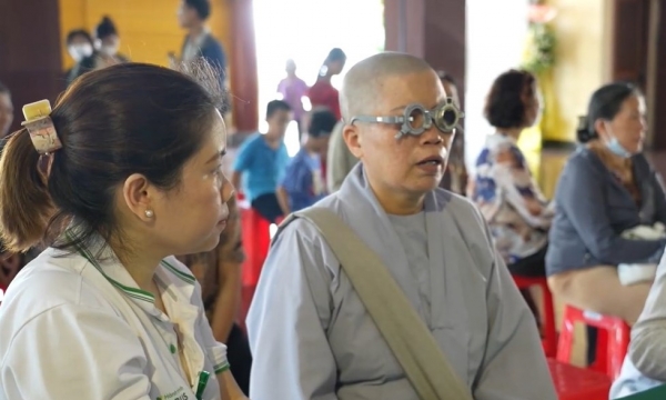 Tăng Ni, Phật tử hoan hỷ khám mắt miễn phí tại Việt Nam Quốc Tự