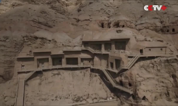 Cụm 236 hang Phật giáo nghìn tuổi trên vách đá