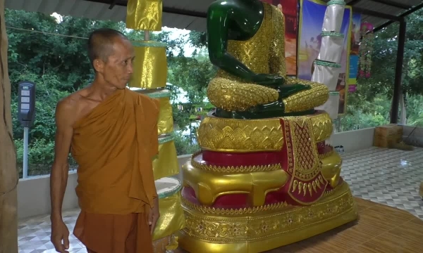 Phát hiện một chú rắn leo lên tượng Phật và không muốn rời đi ở Thái Lan