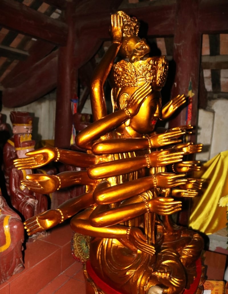 Tượng Phật Mẫu Chuẩn Đề chùa Phúc Mỹ có kích thước khá ấn tượng: chiều cao 2,28 m, chiều rộng của sải tay lớn nhất cũng là 2,28m. Ảnh: Huy Thư