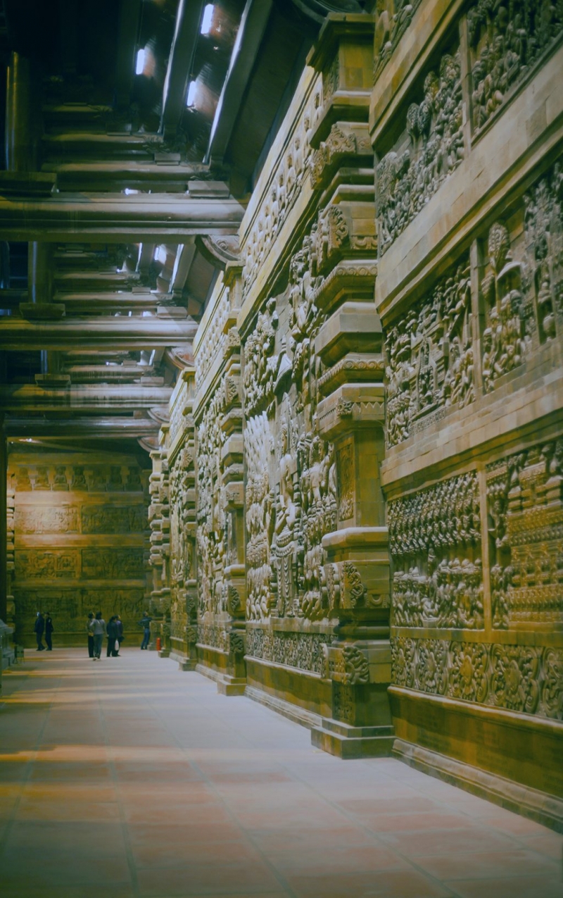 Toàn bộ bức tường của điện Tam Thế được xếp bằng hàng ngàn bức điêu khắc từ dung nham núi lửa.