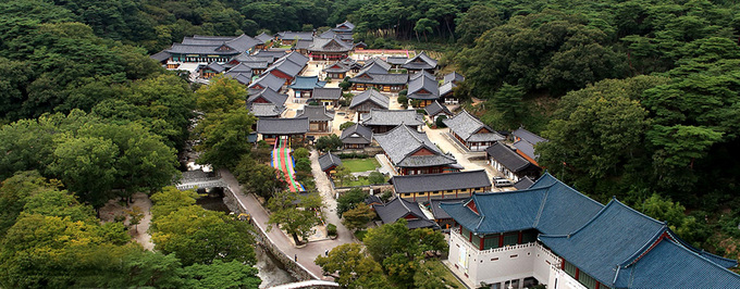Tongdosa hay Thông Độ Tự là ngôi chùa nổi tiếng ở thành phố Yangsan, tỉnh Gyeongsang Nam. Đây được coi là ngôi chùa lớn nhất Hàn Quốc, và là một trong Tam bảo tự (đại diện cho Phật - Pháp - Tăng) của đất nước, được xây dựng năm 646. Ảnh: Tongdosa.