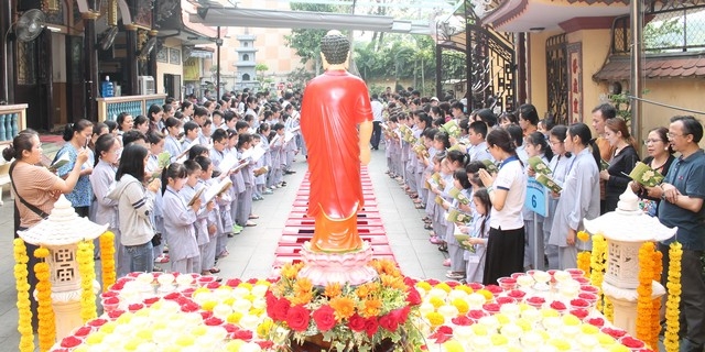 Các bé cùng phụ huynh, ban tổ chức huân tập tại chùa.