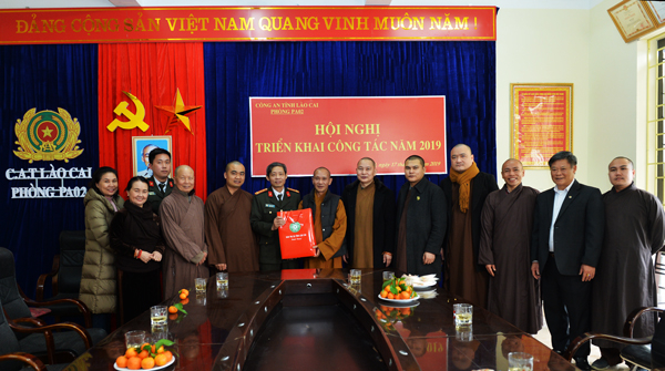 HT Thích Thanh Điện tặng quà tới Đại tá Cao Gia Thủy - Trưởng phòng PA 02 công an tỉnh Lào Cai.