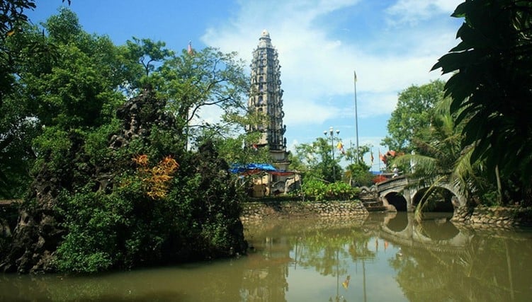 Chùa Cổ Lễ (thị trấn Cổ Lễ, huyện Trực Ninh, tỉnh Nam Định) là một trong những ngôi chùa có kiến trúc độc đáo nổi tiếng Việt Nam. Một điểm nhấn kiến trúc mang tính biểu tượng của ngôi chùa này chính là tòa tháp cao gọi là Tháp cổ hình rùa Cửu Phẩm Liên Hoa.