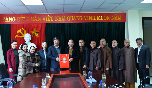Thăm chúc Tết và tặng quà ông Trần Phùng - Trưởng ban Ban Tôn giáo tỉnh Lào Cai.