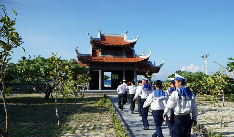 Đối mặt với biển cả đại dương đầy hào phóng nhưng cũng lắm hiểm họa, những ngôi chùa nơi cư dân vùng biển đảo sinh sống thể hiện tâm nguyện về cuộc sống hướng thiện, bình yên, cầu mong sóng yên, biển lặng...Dù quay về hướng nào, những ngôi chùa trên các hòn đảo thuộc quần đảo Trường Sa cũng đều hướng ra biển Đông.