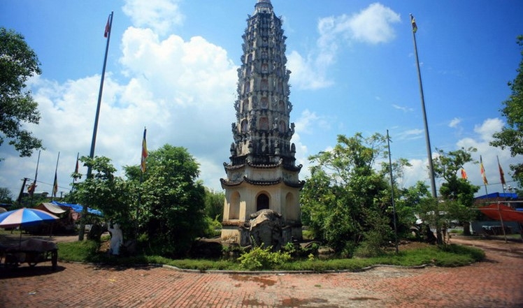 Tháp được dựng năm 1927 ở một hồ nước trước lối vào chùa, có tiết diện hình bát giác với 11 tầng, thu nhỏ dần lên đỉnh, các mặt đắp hình kỳ lân và phượng. Xung quanh tháp, các tên hiệu Phật được đắp nổi. Nền tháp mang hình ảnh một con rùa lớn - biểu tượng cho sự vững chãi trường tồn.