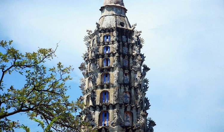 Truyền thuyết kể lại, nhà sư Phạm Quang Tuyên cho xây dựng tháp rất công phu. Lần đầu tháp xây bị đổ, lần thứ hai mới xây dựng thành công. Sau nhiều biến động lịch sử, tòa tháp Cửu Phẩm Liên Hoa vẫn đứng vững và trở thành một biểu tượng văn hóa đặc sắc của đất Trực Ninh.