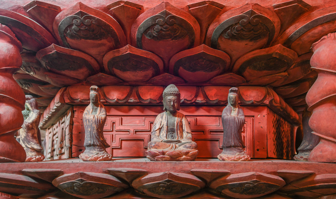 Mỗi tầng tháp có 18 bức tượng. Mỗi mặt có 3 bức gồm tượng Phật ở giữa và tượng Bồ Tát ở hai bên. Giữa các tầng đều có cột đỡ chạm khắc mô phỏng thân cây trúc.