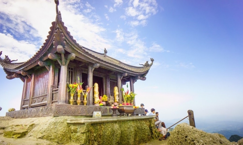 Khi đứng nơi chùa Đồng trên đỉnh cao Yên Tử, bạn sẽ cảm nhận như được tan vào mây khói bồng bềnh, hư ảo cùng núi non đất trời, vạn vật cỏ cây.