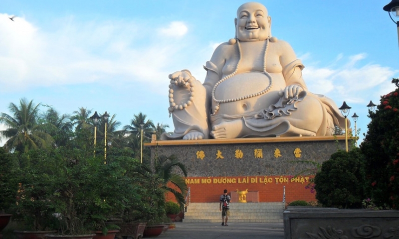 Tượng Phật Di Lặc, chùa Vĩnh Tràng, Việt Nam: Phật Di Lặc nổi tiếng với nụ cười và chiếc bụng to, thường được xem là sẽ mang lại may mắn và hạnh phúc cho gia đình, trẻ nhỏ. Ảnh: Wanderlust.