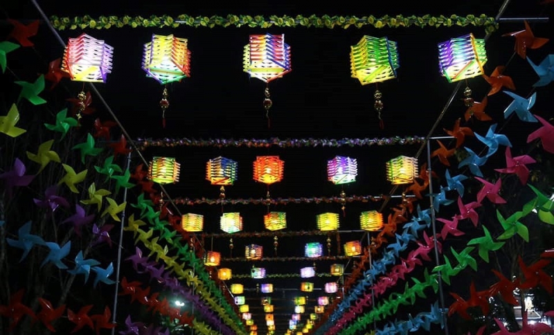 Con đường với hàng trăm đèn lồng và chong chóng là điểm nhấn nổi bật về cảnh quan của chùa ngày Tết.