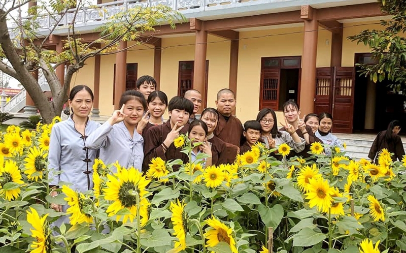 Phật tử chùa Cổ Am phấn khởi vì đã góp công làm nên một mùa hoa đẹp nơi sân chùa dịp Tết Nguyên đán.
