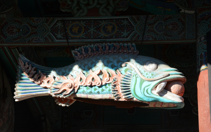 Trong chùa cũng có các loại khí cụ phổ biến của Phật giáo Hàn Quốc như beopgo - trống Phật pháp, beomjong đồng - chuông đền, mogeo - mõ hình cá gỗ (ảnh)... Tuy nhiên, các khí cụ ở đây được đặt trong công trình quy mô hơn nhiều chùa khác với kiến trúc hai tầng.