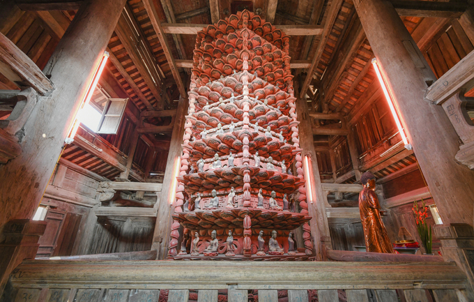 Toà tháp hình lăng trụ lục giác là công trình nổi bật nhất của chùa Giám, làm từ gỗ lim, cao khoảng 8 m, nặng 4 tấn với nhiều chi tiết chạm trổ cầu kỳ. Ở giữa tháp là một trục quay giúp cả công trình có thể xoay tròn bằng sức đẩy của một người.