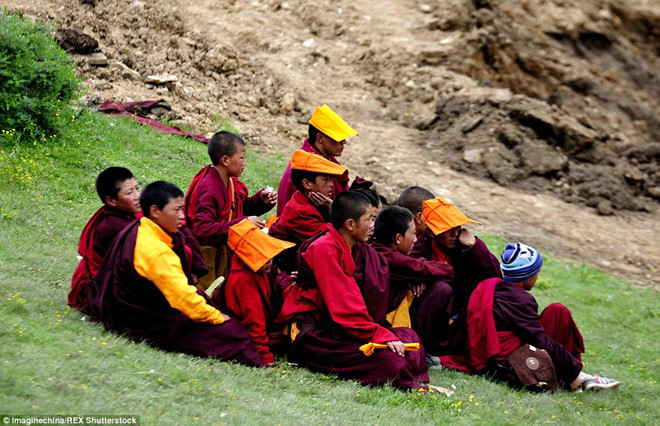 Trẻ em trong làng học Phật pháp tại các lớp học trên núi. Sau mỗi giờ học, họ tụ tập bên sườn đồi.