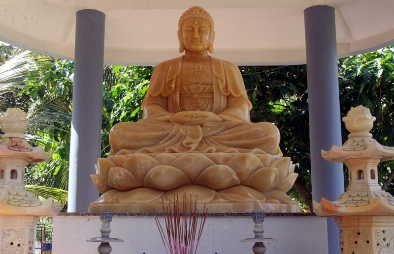 Một bức tượng Phật bằng ngọc lớn được đặt bên trong khuôn viên chùa.