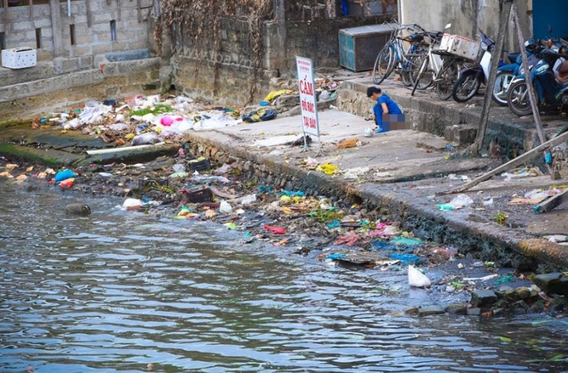 Dù có biển 'Cấm đổ rác' nhưng nơi này vẫn có vô số loại rác trôi nổi, thậm chí, người dân còn đi vệ sinh tại đây luôn.
