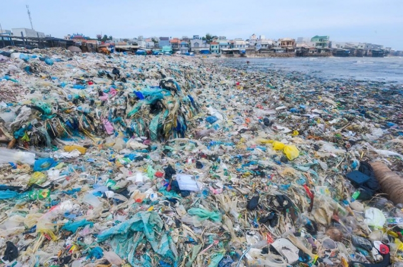 'Chợ hải sản - nguồn xả rác thải nhựa kinh hoàng.Trên đường đi, lần đầu tiên trong hành trình tôi ngỡ mình đến một nơi không tồn tại trong thực tế khi ở khu chợ thuộc xã Chí Công (huyện Tuy Phong, Bình Thuận), có hàng km rác thải trong đó chủ yếu là nhựa'.