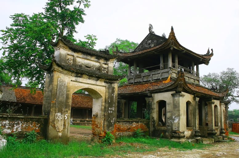 Tháp Chuông chùa Đậu thời cũ kỹ và rêu phong