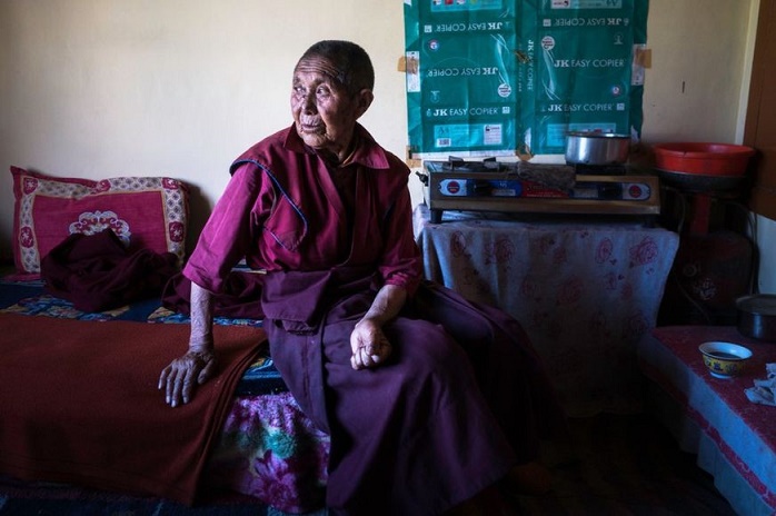 Lobzang Dolma, 85 tuổi, ni sư già nhất tại ni viện Chattnyanling. Trước khi bắt đầu sống ở ni viện này, bà đã làm việc như một người làm thuê trên các cánh đồng.