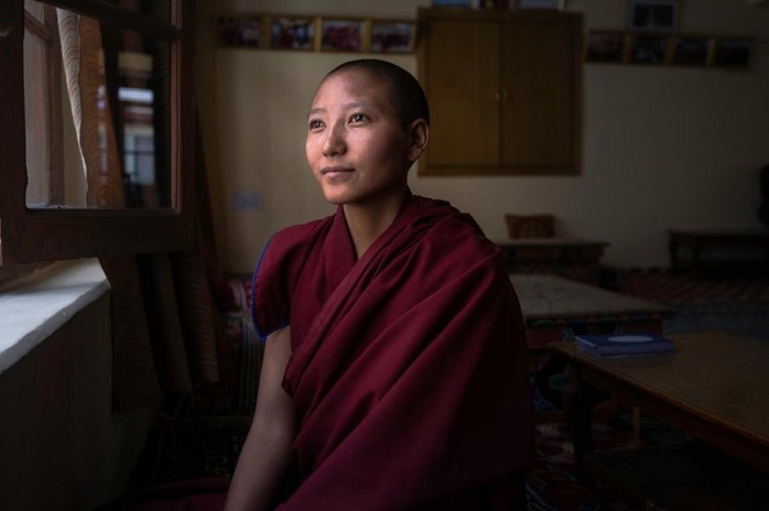 Tsering Kunzom chỉ mới bảy tuổi khi quyết định trở thành một ni cô. Những cô gái trẻ như Tsering lựa chọn cuộc sống này vì ni viện đem đến cho họ sự giáo dục cũng như các cơ hội khác mà họ khó có được ở những ngôi làng hẻo lánh ở Ladakh.