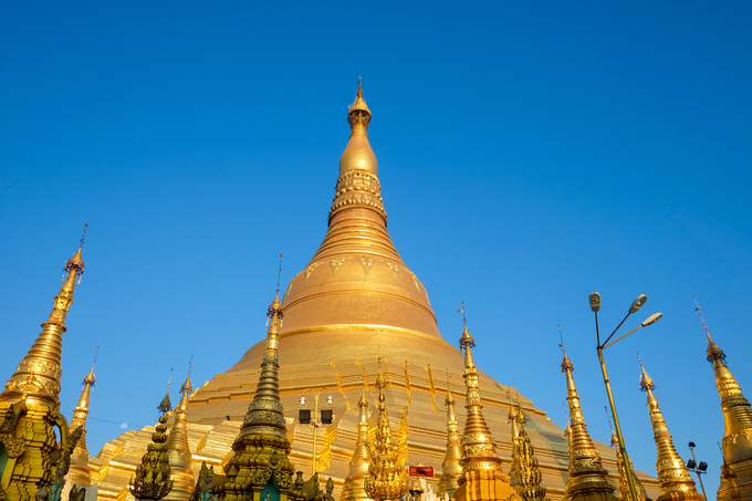 Chùa Shwedagon ở Yangon, Myanmar được xây dựng trên ngọn đồi thiêng Singuttara, diện tích gần 50.000 m2. Dù đứng ở đâu trong thành phố, bạn cũng có thể nhìn thấy ngọn tháp cao đến 99 m. Đây là công trình Phật giáo linh thiêng bậc nhất ở Myanmar.