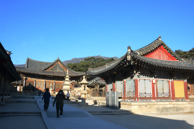 Trải qua hơn nghìn năm, chùa nhiều lần bị phá hủy, chính điện Daeungjeon là nơi duy nhất còn sót lại. Hầu hết các tòa nhà xung quanh được phục dựng. Trong ảnh là con đường dẫn vào chính điện Daeungjeon (báu vật quốc gia số 290). Tại đây, các hướng dẫn viên địa phương thường kể về truyền thuyết ngọn nến 1.300 năm không tắt. Do chính điện thường xuyên tổ chức các buổi lễ nên du khách sẽ bị hạn chế vào viếng.