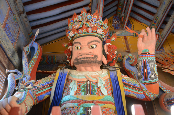 Như hầu hết các ngôi chùa ở Hàn Quốc, khách viếng thăm phải bước qua ba cổng. Trong đó, cổng thứ hai (hay còn gọi là Cheonwangmun) là nơi tứ đại thiên vương cư ngụ, bảo vệ Tongdosa. Du khách và Phật tử khi qua cổng này thường cúi đầu trước 4 vị thiên vương, như một cách loại bỏ ý nghĩ xấu, giữ tâm hồn thanh tịnh để vào chùa.