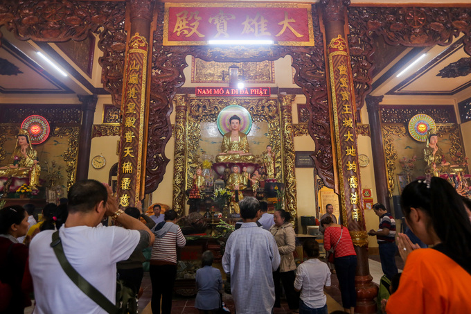 Chánh điện rộng hơn 200 m2, với nhiều cột kèo, gian thờ sơn son thếp vàng. Nơi này có tượng Phật Thích Ca cao 2,5 m; ở hai bên là các tượng Bồ Tát, Thập Bát La Hán...