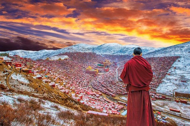 Trên đây là bộ ảnh ghi lại tự viện thời kỳ hoàng kim, trước khi nó bị phá dỡ một phần với lí do “dân số phát triển không kiểm soát” và phòng cháy. Tự viện Larung Gar là học viện Phật giáo Tây Tạng lớn nhất và có ảnh hưởng nhất thế giới với hơn 40.000 tăng ni, Phật tử. Giờ đây, đã là ... quá khứ.