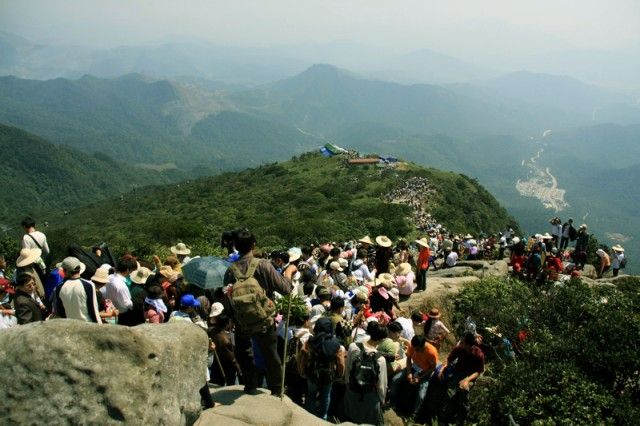 Quần thể di tích và danh thắng Yên Tử tại 3 tỉnh Bắc Giang, Hải Dương và Quảng Ninh, là nơi hội tụ của các công trình kiến trúc cổ kính do các Tăng, Ni, Phật tử và triều đình các thời Lý, Trần, Lê, Nguyễn kế tiếp nhau xây dựng, tu bổ, tôn tạo.