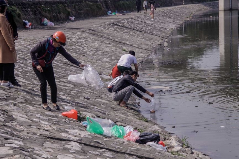 Phóng sinh cá chép tiễn ông Táo về trời là một tục lệ truyền thống của người Việt Nam vào ngày 23 tháng Chạp hằng năm. Do đó ngay từ sáng sớm, khu vực ven các hồ ở Hà Nội đã tấp nập người dân đi thả cá chép. Càng về trưa, số lượng người dân thả cá càng đông hơn