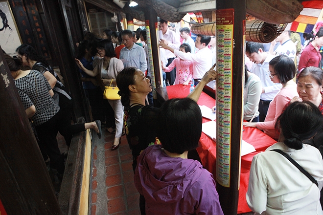 Rất nhiều người tới chùa để xem sao chiếu mệnh và đăng ký dâng sao giải hạn đầu năm mới.