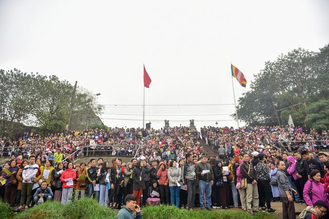 Sáng 12/2 (mùng 8 tháng Giêng), khoảng 15.000 người có mặt tại Đình Bát Tràng (Hà Nội) dự thuyết giảng về ý nghĩa của việc phóng sinh.