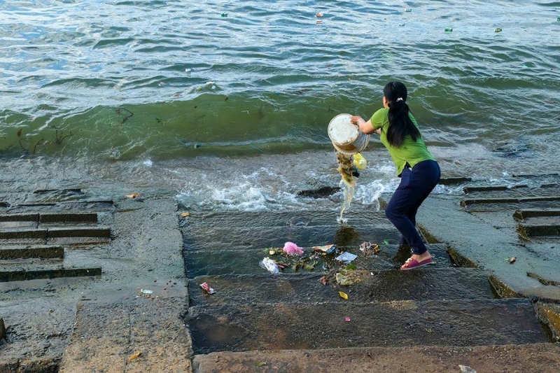 Ở những nơi không có thùng rác, người dân hàng ngày vẫn thản nhiên đổ thẳng rác ra biển.