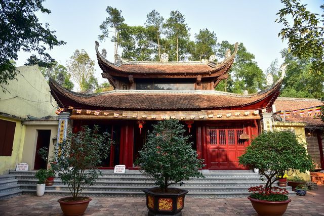 Ðây là nơi trụ trì của Thiền sư Lý Vạn Hạnh - người đã có công nuôi dạy Lý Công Uẩn - vị vua đầu tiên của triều Lý. Ngoài ra, theo tài liêu ghi chép, chùa Tiêu còn được biết đến là chốn tu thiền huyền bí của người xưa và là một trung tâm Phật giáo cổ xưa của Việt Nam.
